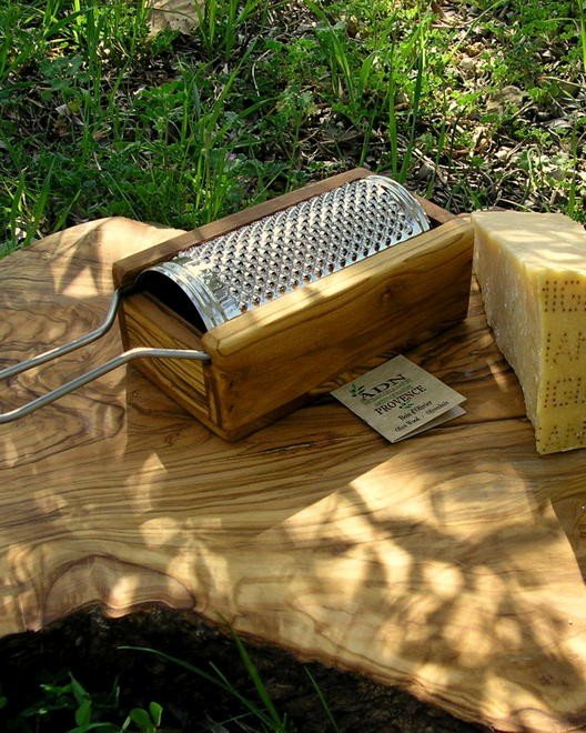 Râpe à fromage manuelle en bois d'olivier avec boîte de récupération - –  Gartiam